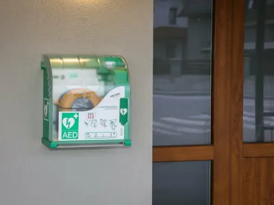 Denar za nakup novih defibrilatorjev so z namenitvijo dela dohodnine Društvu AED Slovenija prispevali tudi Kranjčani. Foto: MOK