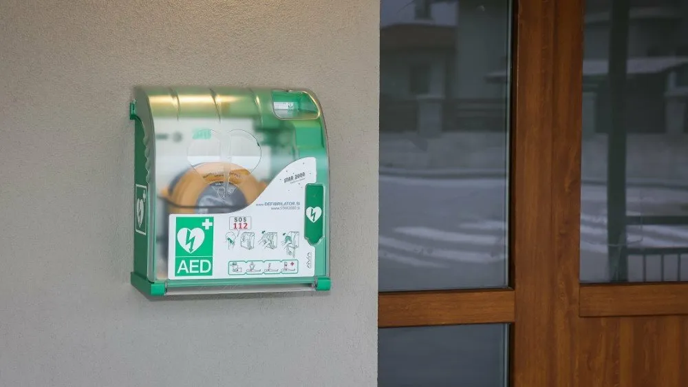 Denar za nakup novih defibrilatorjev so z namenitvijo dela dohodnine Društvu AED Slovenija prispevali tudi Kranjčani. Foto: MOK
