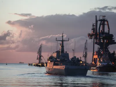 ﻿- večnamenska slovenska vojaška ladja Triglav 11 - <br><br><br>- 16.10.2015 - KOPER - izplutje večnamenske vojaške ladje Triglav s posadko na mednarodno misijo EU Navfor Med - odhod proti južnemu Sredozemlju za naslednje štiri mesece, kjer bodo sodelovali v mednarodni operaciji EU proti tihotapcem migrantov Sophia - Slovenska vojska - vojna mornarica - begunska problematika - begunska kriza   ///FOTO: Luka Cjuha.