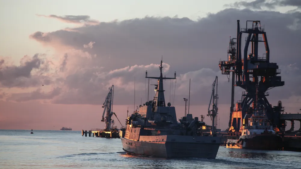 ﻿- večnamenska slovenska vojaška ladja Triglav 11 - <br><br><br>- 16.10.2015 - KOPER - izplutje večnamenske vojaške ladje Triglav s posadko na mednarodno misijo EU Navfor Med - odhod proti južnemu Sredozemlju za naslednje štiri mesece, kjer bodo sodelovali v mednarodni operaciji EU proti tihotapcem migrantov Sophia - Slovenska vojska - vojna mornarica - begunska problematika - begunska kriza   ///FOTO: Luka Cjuha.