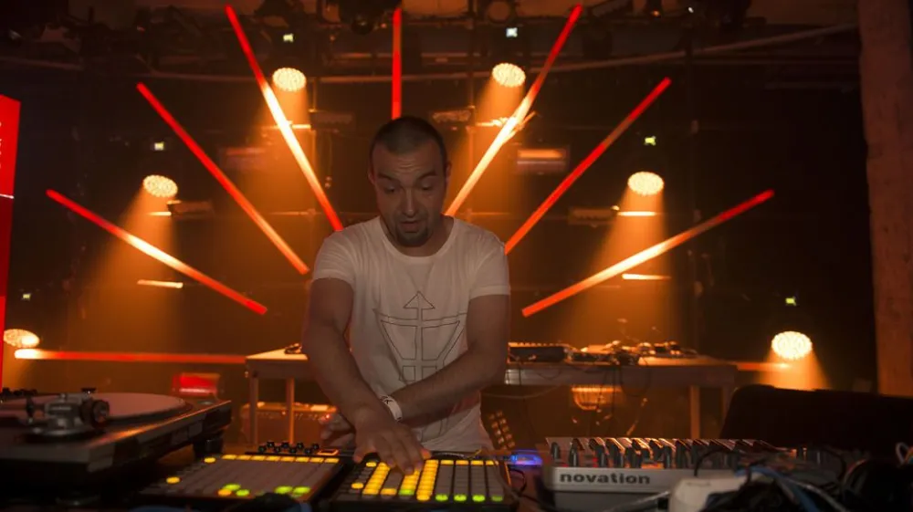 KiNK (BG), Exp&eacute;rience 4, Espace SAT, Montreal, 2 juin 2012.