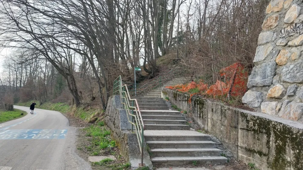 Stopnice na Poti spominov in tovarištva - PST - Grba - Cesta na Vrhovce
