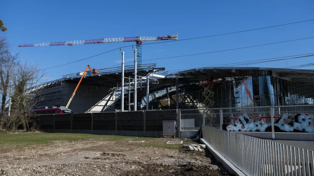 Sončna elektrarna na strehi kopališča Ilirija bo največja izmed 51 sončnih elektrarn, ki jih bodo koncesionarji vzpostavili na objektih v lasti Mestne občine Ljubljana. 