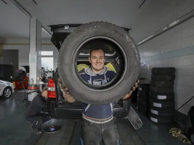 menjava zimskih gum. Vulkanizer Travnik - 09.11.2023 – Vulkanizerstvo - sezonska menjava pnevmatik - //FOTO: Luka Cjuha