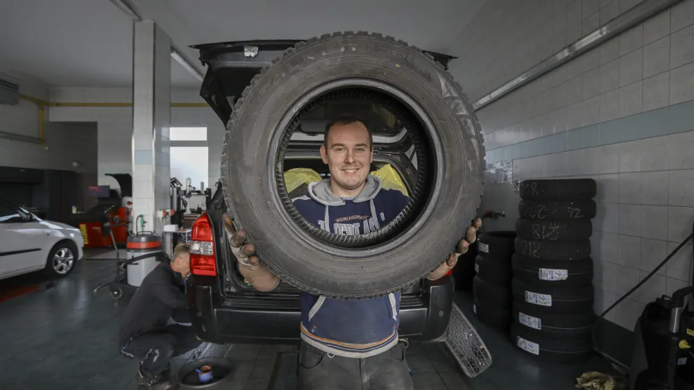 menjava zimskih gum. Vulkanizer Travnik - 09.11.2023 – Vulkanizerstvo - sezonska menjava pnevmatik - //FOTO: Luka Cjuha