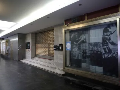 O že lani napovedani prenovi pred zapuščeno Komuno priča le obvestilo. 