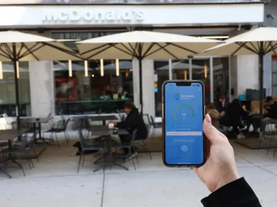 Luka Mesec je v začetku leta 2023 dejal: »Kos pice ni polnovredni obrok in ni kosilo.« S tem je napovedal prenovo zakonodaje, s katero bi dvignili subvencijo za študentske bone in prenovili merila za študentsko prehrano ter poostrili nadzor nad kakovostjo ponudbe. Več kot leto kasneje sprememb ni opaziti. Foto: Jaka Gasar 