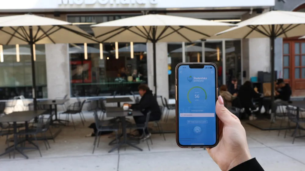 Luka Mesec je v začetku leta 2023 dejal: »Kos pice ni polnovredni obrok in ni kosilo.« S tem je napovedal prenovo zakonodaje, s katero bi dvignili subvencijo za študentske bone in prenovili merila za študentsko prehrano ter poostrili nadzor nad kakovostjo ponudbe. Več kot leto kasneje sprememb ni opaziti. Foto: Jaka Gasar 