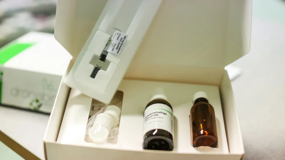 ﻿Dronabinol- CBD konopljino olje - kanabidiol - industrijska konoplja -  - 11.08.2017 – Lekarna OI - Onkološki inštitut Ljubljana - uporaba industrijske konoplje v medicinske namene - sintetična zdravila onkološki bolniki dobijo na samem inštitutu in v lekarnah  //FOTO: Bojan Velikonja