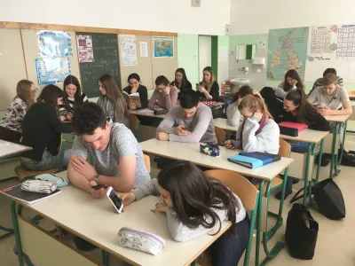 ﻿Uporaba mobilnega telefona med poukom, simbolična fotografija, posneta v Ekonomski gimnaziji in srednji šoli Radovljica