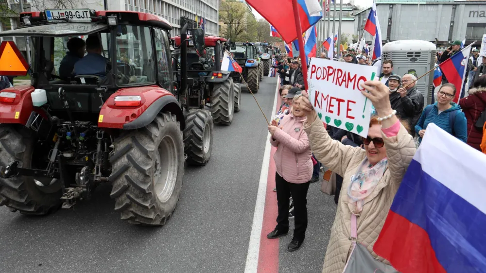 - traktorji - - 25.04.2023 – drugi protest kmetov pred poslopjem parlamenta v Ljubljani – protestni shod zaradi nezadovoljstva, vrste zahtev do kmetov in perečih težav v kmetijstvu - Sindikat kmetov Slovenije -//FOTO: Tomaž Skale