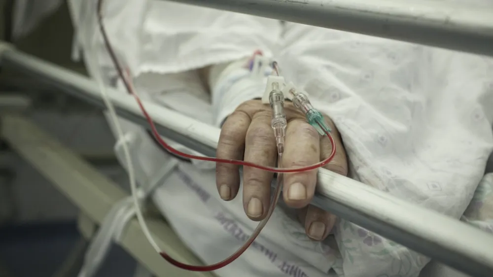 ﻿- simbolična fotografija - zdravstvo - pacient - bolezen - starost -  - 04.06.2015 - Univerzitetni klinični center v Ljubljani - Internistična prva pomoč (IPP), specialistična služba, del Urgentnega bloka Univerzitetnega kliničnega centra v Ljubljani - Urgentni blok UKC - urgenca -  ///FOTO: Luka Cjuha.