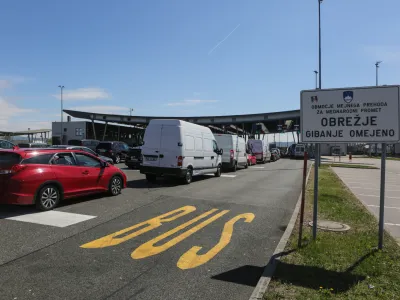 ﻿- kolone vozil pri vstopu in izstopu iz države - prometni zastoj -  - 07.04.2017 - Mejni prehod Obrežje - Bregana, slovensko - hrvaška meja, obmejna policija je začela izvajati sistematičen nadzor vseh potnikov, tako članic EU kot tretjih držav --    //FOTO: Luka Cjuha