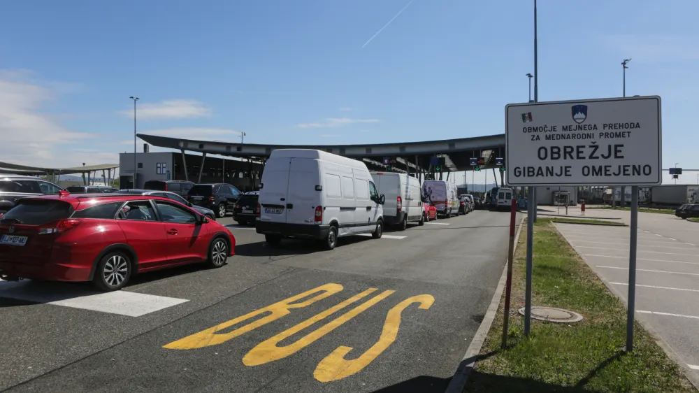 ﻿- kolone vozil pri vstopu in izstopu iz države - prometni zastoj -  - 07.04.2017 - Mejni prehod Obrežje - Bregana, slovensko - hrvaška meja, obmejna policija je začela izvajati sistematičen nadzor vseh potnikov, tako članic EU kot tretjih držav --    //FOTO: Luka Cjuha