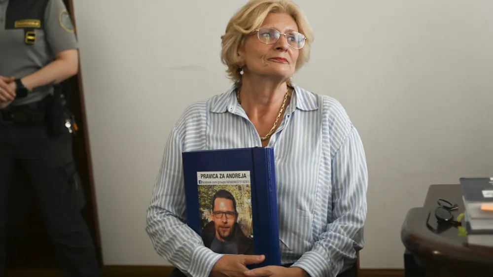 Lidija Giuliatti Bajželj na predobravnavnem naroku s fotografijo svojega pokojnega sina&nbsp;