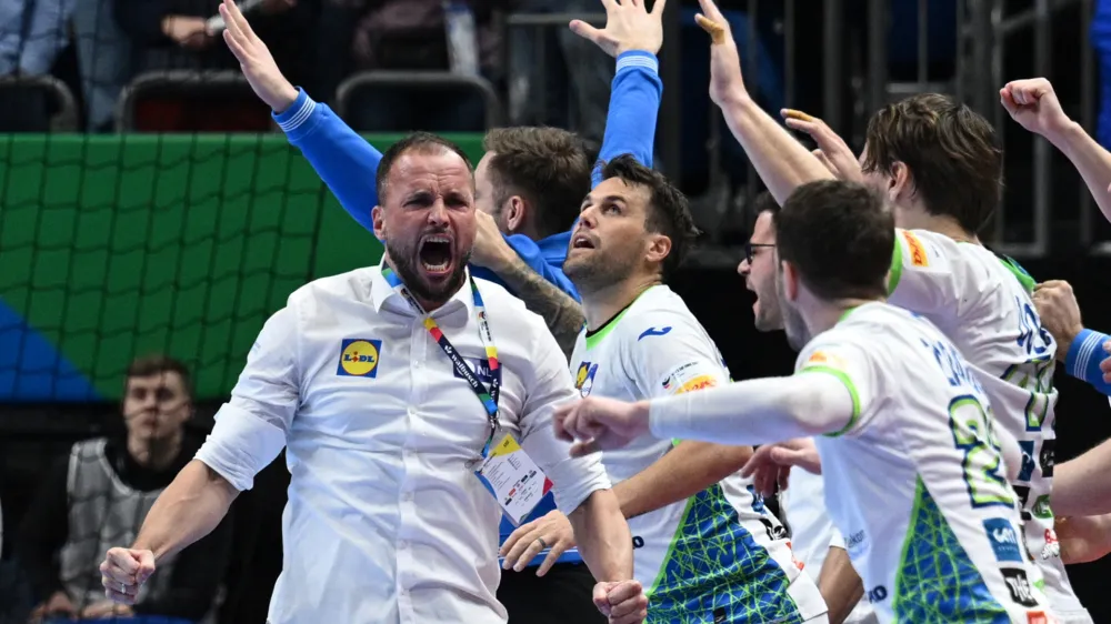 Slovenski selektor Uro&scaron; Zorman se je veselil četrte slovenske rokometne uvrstitve na olimpijske igre. Foto: Reuters