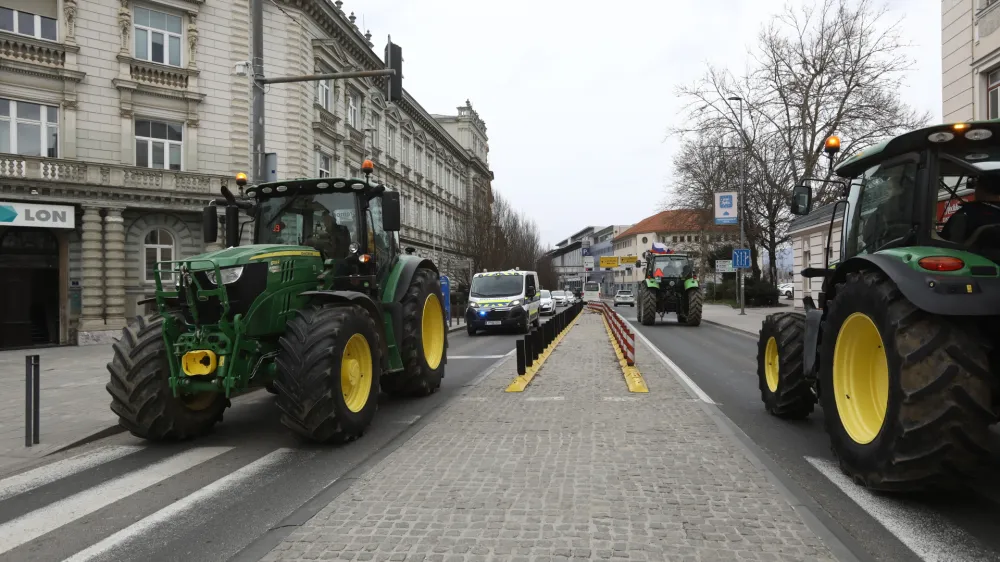 - 22.02.2024 – Celje – opozorilni protest kmetov - kmetje na protestu znova opozarjali na stanje v kmetijstvu. //FOTO: Luka Cjuha