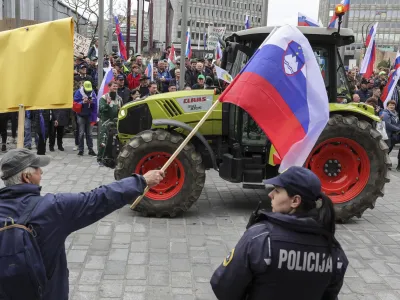 - traktorji - - 25.04.2023 &ndash; drugi protest kmetov pred poslopjem parlamenta v Ljubljani &ndash; protestni shod zaradi nezadovoljstva, vrste zahtev do kmetov in perečih težav v kmetijstvu - Sindikat kmetov Slovenije -//FOTO: Jaka Gasar