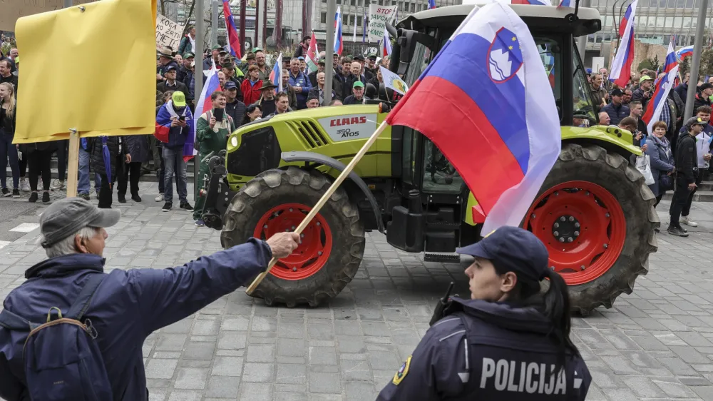 - traktorji - - 25.04.2023 – drugi protest kmetov pred poslopjem parlamenta v Ljubljani – protestni shod zaradi nezadovoljstva, vrste zahtev do kmetov in perečih težav v kmetijstvu - Sindikat kmetov Slovenije -//FOTO: Jaka Gasar