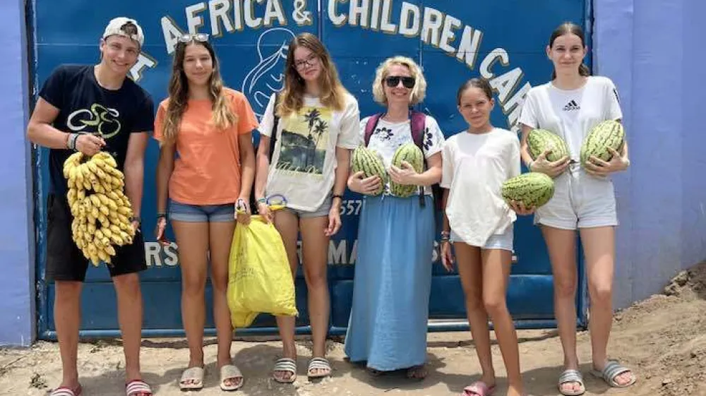 Učenci devetega razreda Osnovne šole Lila Ljubljana so skupaj z mentorico Tino Rutar Leban odpotovali na Zanzibar, v sirotišnico Mama Africa v Nungwiju.
 