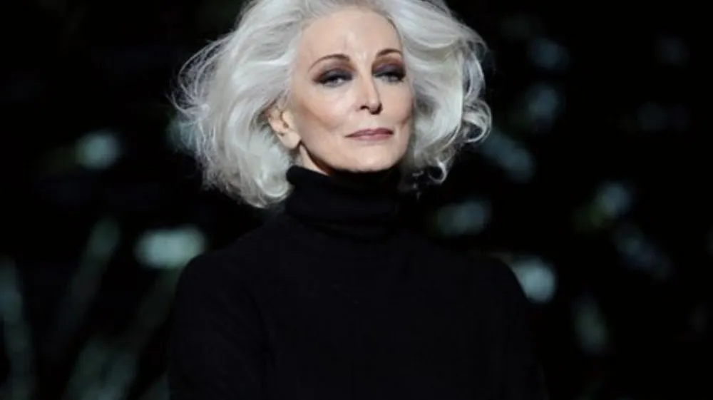 Carmen Dell'Orefice pri 93 letih še vedno sodeluje na modnih revijah in je obraz naslovnic modnih revij. 