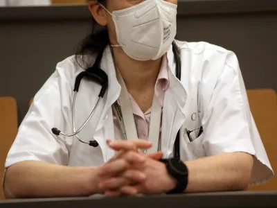 -Simbolična fotografija - zaščitna maska - zdravstvo<br><br><br>- 15.01.2024 - stavka Sindikata zdravnikov in zobozdravnikov Slovenije – protest zaradi neuresničenih zavez vlade iz že sklenjenih sporazumov - zbor zaposlenih na Onkološkem inštitutu Ljubljana<br><br>//FOTO: Tomaž Skale<br>