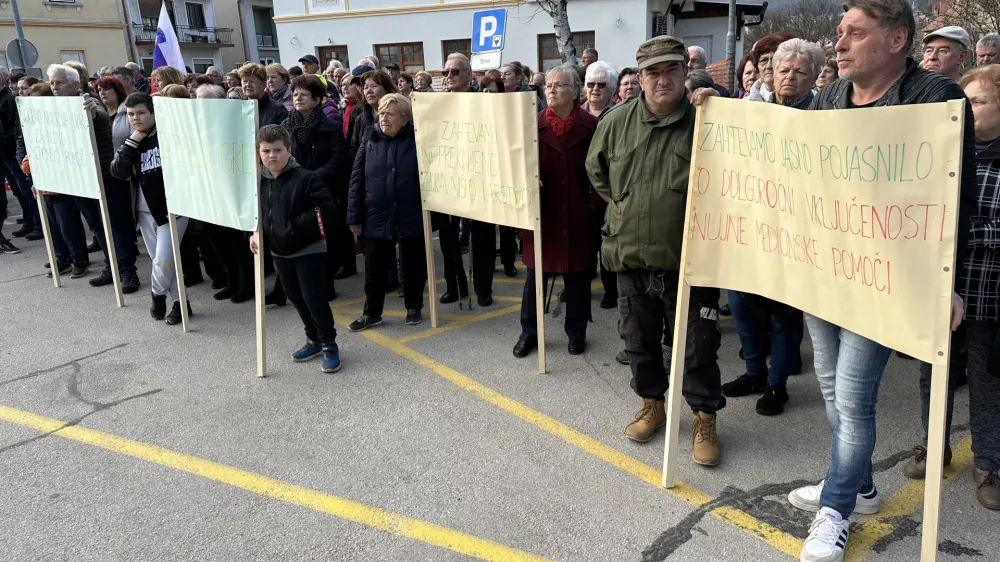 Metlika, parkirisce pred ZD Metlika.<br>Protestni shod proti zmanjsanju obsega nujne medicinske pomoci v obcini Metlika.