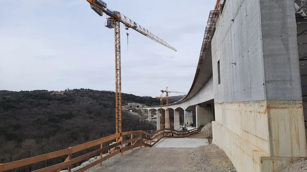 <br><br>- 28.02.2024 - Železniški viadukt Vinjan - dogodek družbe 2TDK ob dokončanju glavnih gradbenih del na viaduktu Vinjan - Drugi tir železniške proge Divača - Koper,<br><br><br>//FOTO: Luka Cjuha<br>
