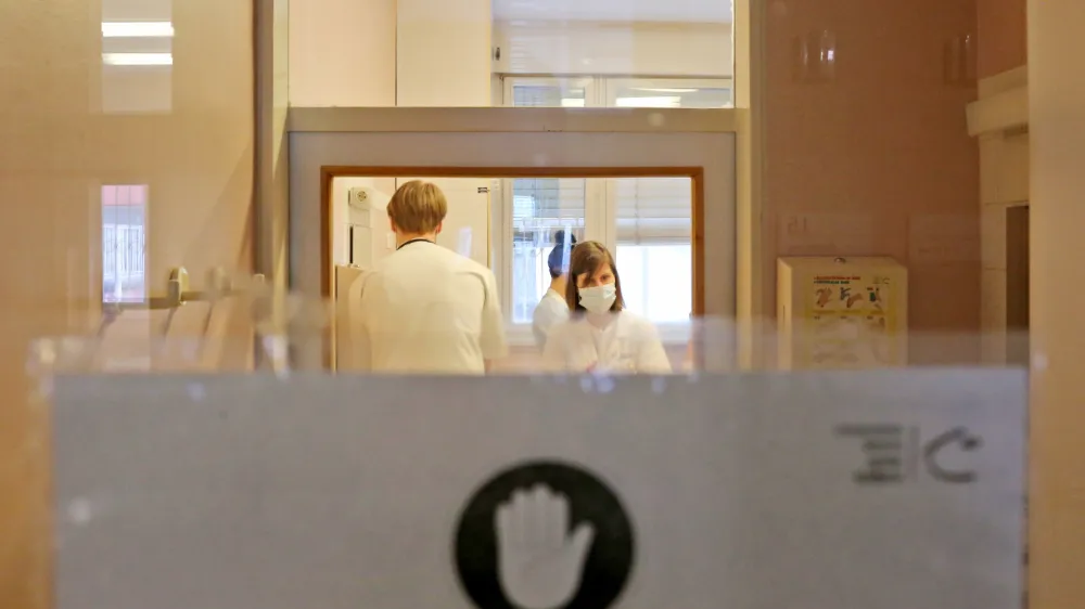 Tipično področje varnostnih incidentov, o katerem v Sloveniji že predolgo molčimo, so bolnišnične okužbe, opozarjajo v Zvezi organizacij pacientov. Fotografija je simbolična. Foto: Bojan Velikonja 