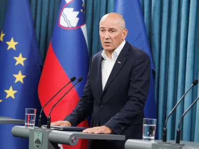 Ljubljana, vlada.<br>Novinarska konferenca po posvetu vodij parlamentarnih strank, ki ga je gostil predsednik vlade Robert Golob.<br>Prvak poslanske skupine SDS Janez Jansa.