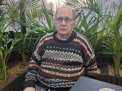 izraelski mirovni aktivist, eden od soustanoviteljev mirovnega gibanja Guš Šalom (Mirovni blok)