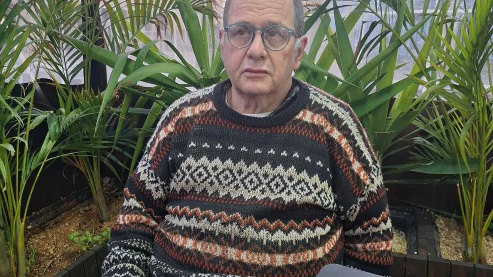 izraelski mirovni aktivist, eden od soustanoviteljev mirovnega gibanja Guš Šalom (Mirovni blok)