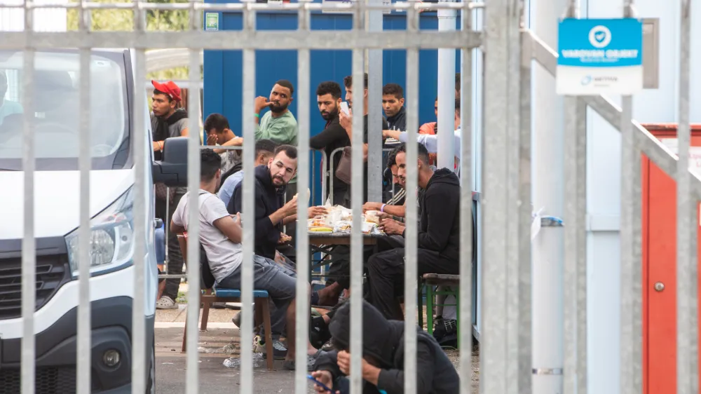 Direktorica Urada Vlade RS za oskrbo in integracijo migrantov je poudarila, da bodo bodo osebe v izpostavah nastanjene le začasno in le za krajši čas in samo, če bodo azilni domovi zasedeni.