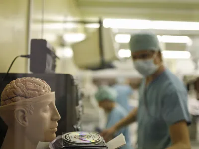 Vlada skuša seznam skupin, ki med stavko ne smejo biti prikrajšane, po februarskem odloku razširiti še z zakonsko novelo. Fotografija je simbolična. Foto: Luka Cjuha 