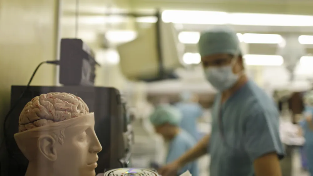 Vlada skuša seznam skupin, ki med stavko ne smejo biti prikrajšane, po februarskem odloku razširiti še z zakonsko novelo. Fotografija je simbolična. Foto: Luka Cjuha 