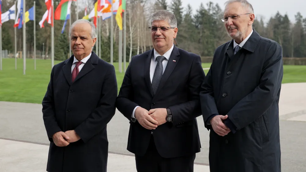 Brdo pri Kranju, Kongresni center Brdo.<br>Tristransko srecanje ministrov za notranje zadeve Hrvaske, Italije in Slovenije, Davorja Bozinovica, Mattea Piantedosija in Bostjana Poklukarja, na katerem so razpravljali o upravljanju migracij v regiji, se zlasti pri preprecevanju nedovoljenih prehodov meja in boju proti tihotapljenju migrantov.