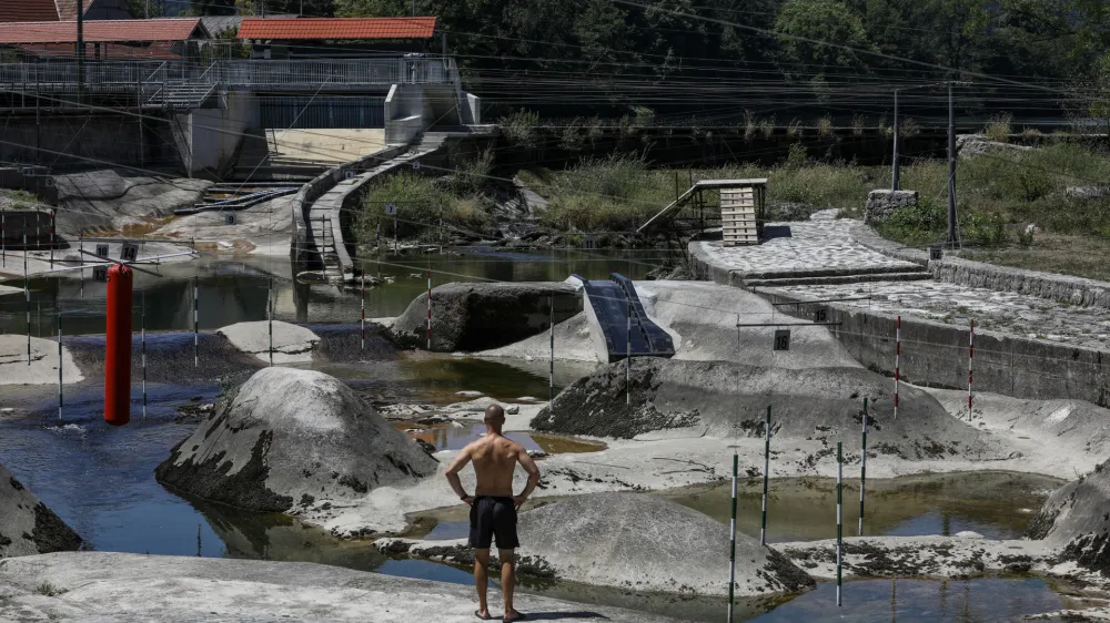 19.07.2022 - vročinski val - visoka temperatura- suša - nizek vodostaj rek - reka Sava v TacnuFoto: Luka Cjuha