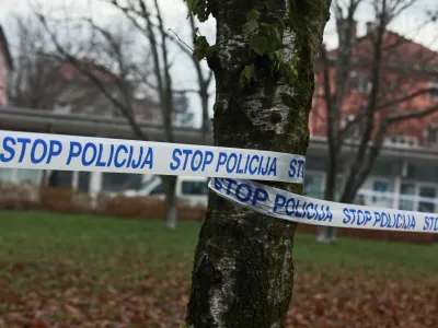 ﻿policija - policijski trak<br><br><br>- 20.12.2013 - oborožen rop banke Nove Ljubljanske banke - Poslovalnica Savsko naselje, Luize Pesjakove 9 v Ljubljani//FOTO: Luka Cjuha