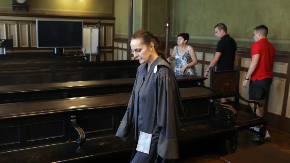 Tožilka Mateja Gončin se je zaradi nezaupanja v policijo odpovedala varovanju policije, čeprav jo ogroža brutalna kriminalna združba kavaški klan. 