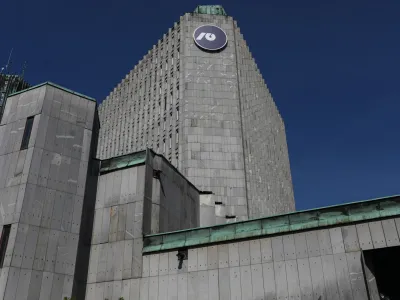 Na zavodu za varstvo kulturne dediščine ocenjujejo, da bi bila ureditev hotela v Ravnikarjevi stolpnici s kulturnovarstvenega vidika manj primerna, saj bi bilo treba zaradi specifike dejavnosti dodatno posegati v zavarovano stavbo. 