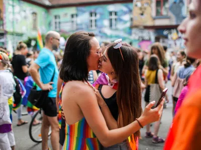 ﻿- simbolična fotografija - istospolnost - Istospolna usmerjenost ali homoseksualnost - poljub, LGBT skupnost- 19.06.2021 - Parada ponosa 2021 in Balkanski Trans Inter marš – protestni pohod po ulicah Ljubljane //FOTO: Bojan Velikonja