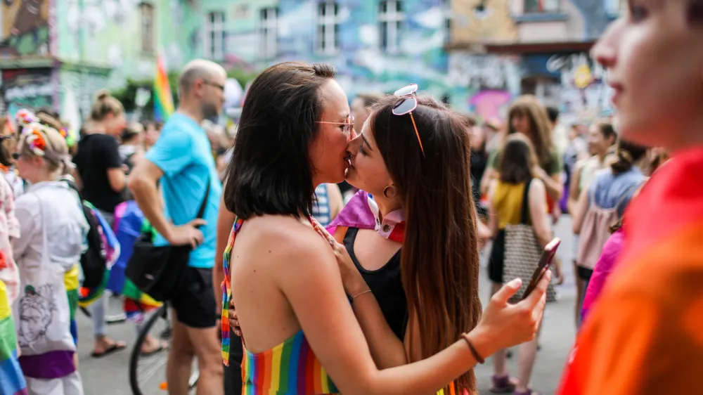 ﻿- simbolična fotografija - istospolnost - Istospolna usmerjenost ali homoseksualnost - poljub, LGBT skupnost- 19.06.2021 - Parada ponosa 2021 in Balkanski Trans Inter marš – protestni pohod po ulicah Ljubljane //FOTO: Bojan Velikonja