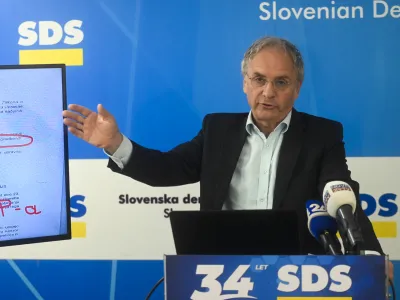 Aleš Hojs, predsednik mestnega odbora SDS Ljubljana in podpredsednik stranke SDS<br><br> <br><br>- 15.03.2023 – Sedež stranke SDS na Trstenjakovi ulici 8 v Ljubljani - novinarska konferenca predsednika mestnega odbora SDS Ljubljane in podpredsednika stranke SDS Aleša Hojsa z naslovom:"Kanal C0 in Jankovićeve laži."<br><br> <br><br>//FOTO: Nik Erik Neubauer