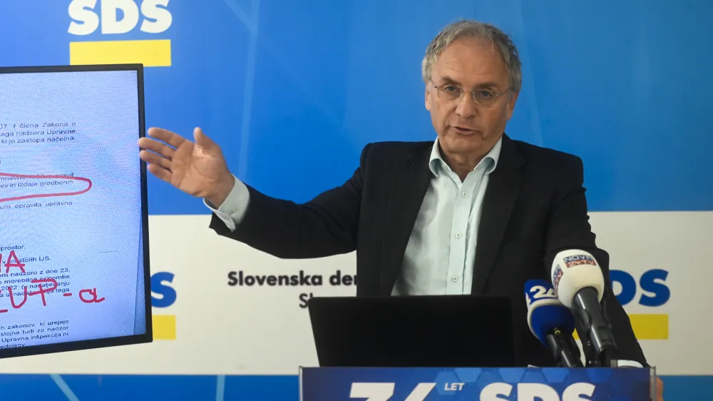 Aleš Hojs, predsednik mestnega odbora SDS Ljubljana in podpredsednik stranke SDS<br><br> <br><br>- 15.03.2023 – Sedež stranke SDS na Trstenjakovi ulici 8 v Ljubljani - novinarska konferenca predsednika mestnega odbora SDS Ljubljane in podpredsednika stranke SDS Aleša Hojsa z naslovom:"Kanal C0 in Jankovićeve laži."<br><br> <br><br>//FOTO: Nik Erik Neubauer