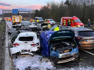 24 March 2024, Bavaria, Uettingen: A view of the scene of an accident involving some 40 vehicles near Wuerzburg, in Germany's Bavaria region, where two people were killed and 27 others were injured after a pile-up. Photo: Merzbach/News5/dpa - ACHTUNG: Kennzeichen wurde(n) aus rechtlichen Gründen gepixelt
