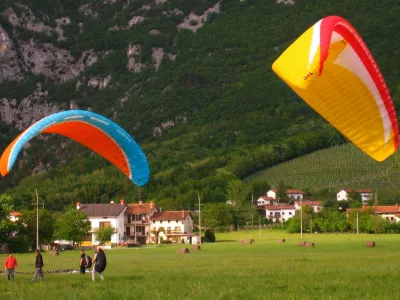 V Vipavski dolini vzleti in pristane okrog 20.000 jadralnih padalcev in zmajarjev na leto. 