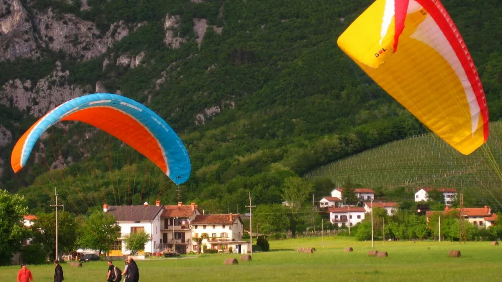 V Vipavski dolini vzleti in pristane okrog 20.000 jadralnih padalcev in zmajarjev na leto. 