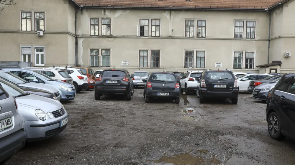 - 11.12.2023 –Gradišnikova ulica 3 v Ljubljani - zemljišče, kjer je načrtovana nadomestna modularna bolnica UKC za potrebe infekcijske klinike na lokaciji bivše nevrološke bolnice //FOTO: Luka Cjuha