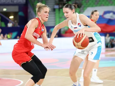 Ajša Sivka je že s 15 leti odšla v Francijo, v zadnji sezoni pa je igrala pri klubu Schio v Italiji, kjer bo tudi naslednja tri leta. 