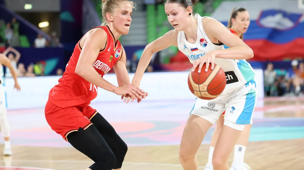Ajša Sivka je že s 15 leti odšla v Francijo, v zadnji sezoni pa je igrala pri klubu Schio v Italiji, kjer bo tudi naslednja tri leta. 